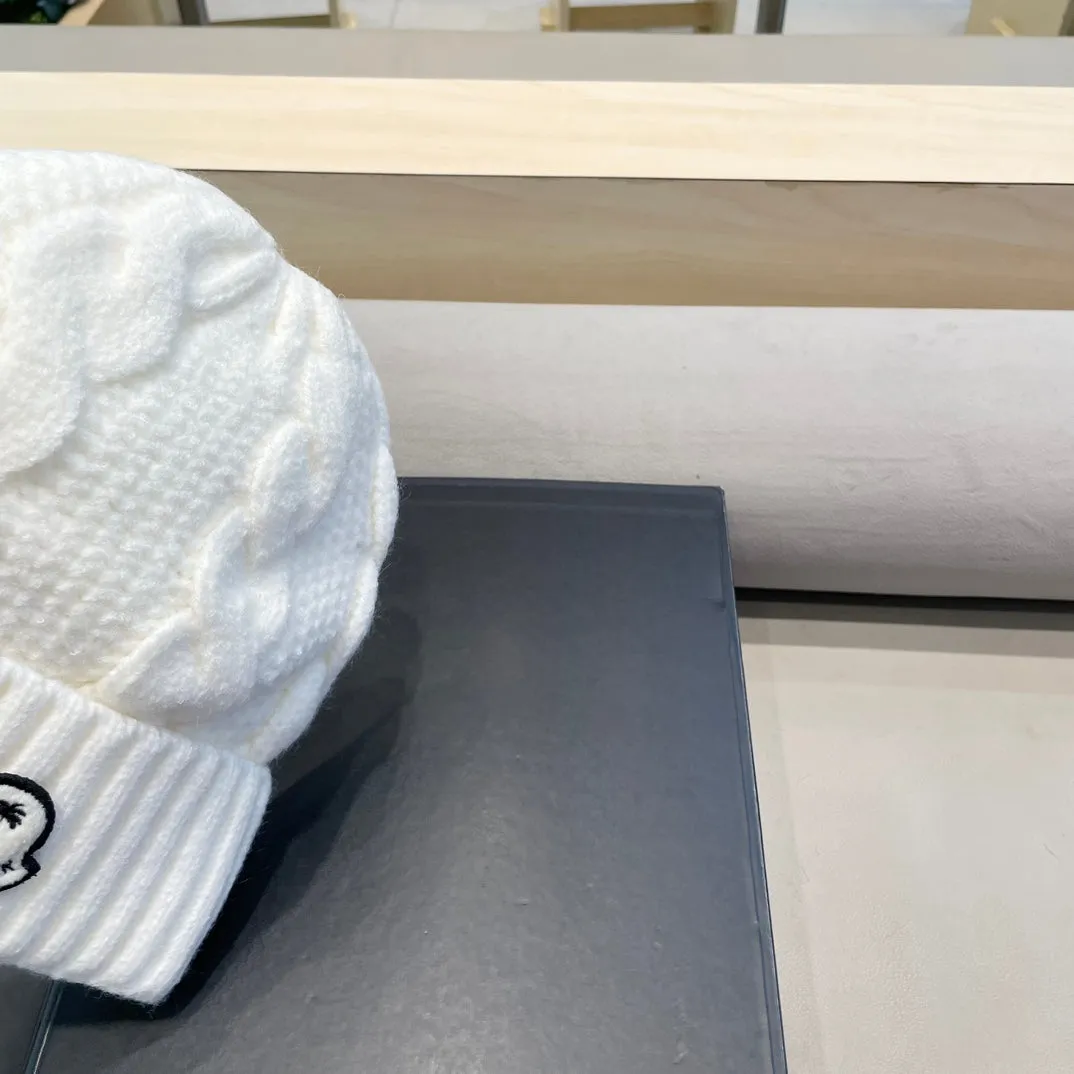 CABLE-KNIT BEANIE HAT IN WHITE WOOL 438141