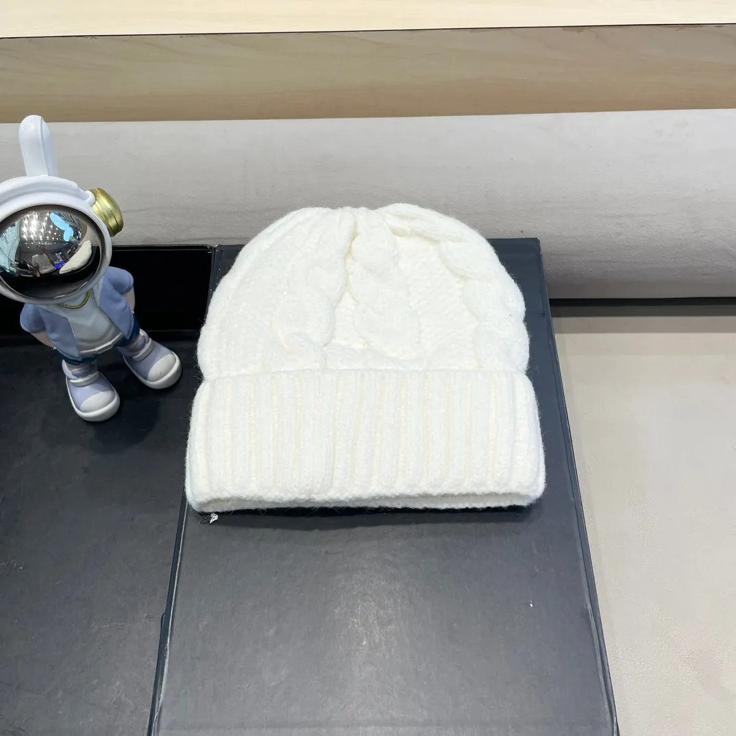 CABLE-KNIT BEANIE HAT IN WHITE WOOL 438141