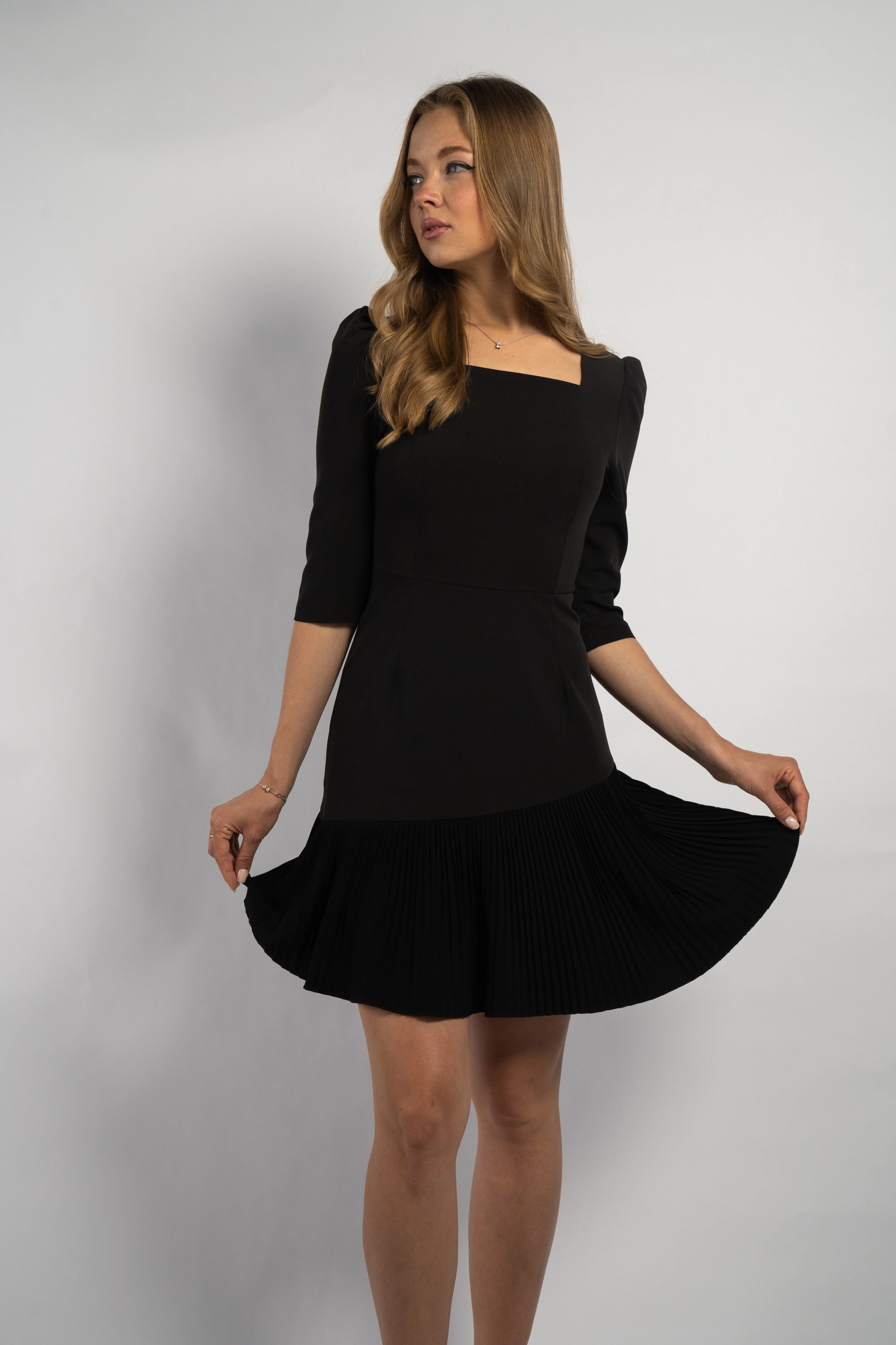 Elegant Black Pleated Hem Dress with Puff Sleeves