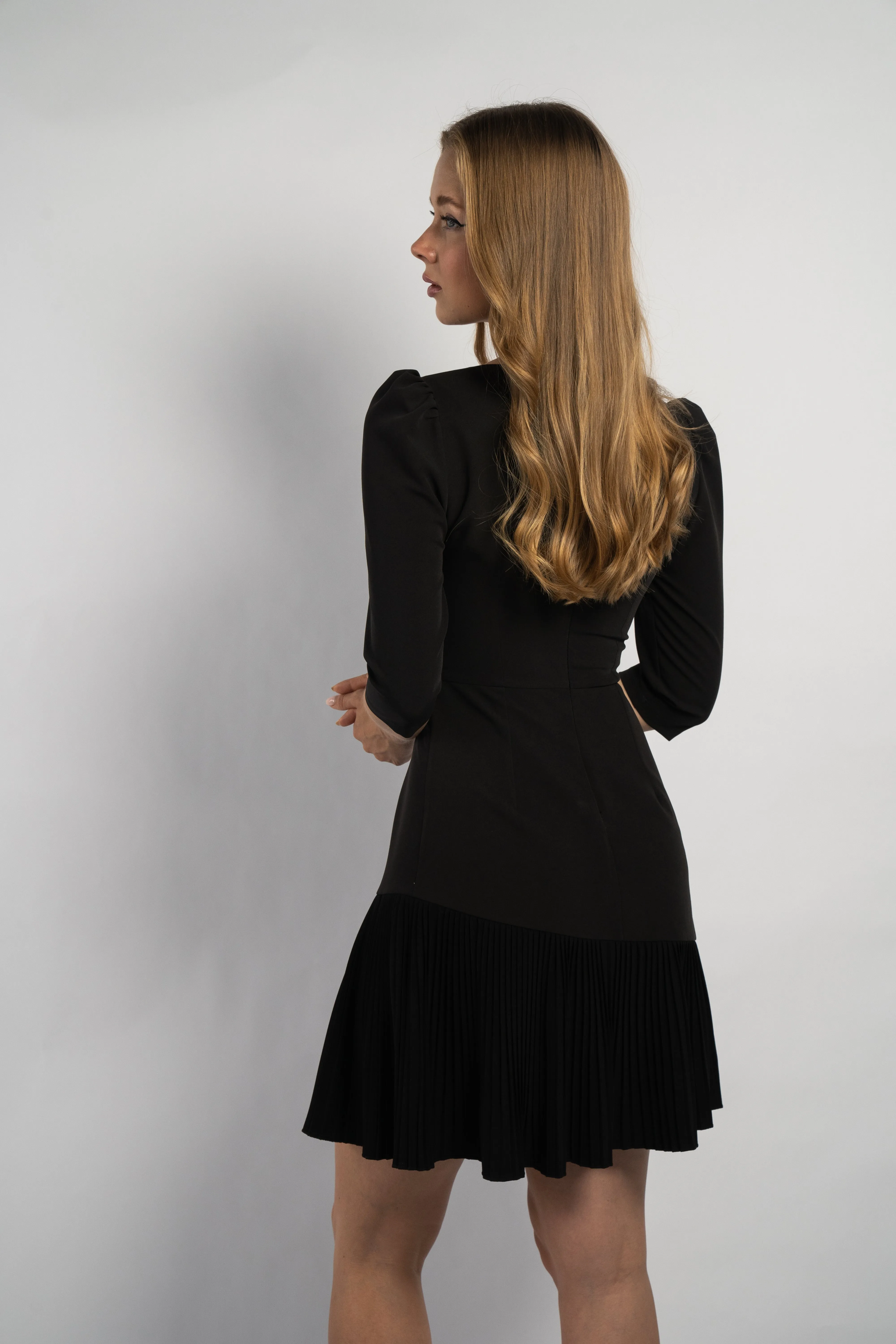 Elegant Black Pleated Hem Dress with Puff Sleeves