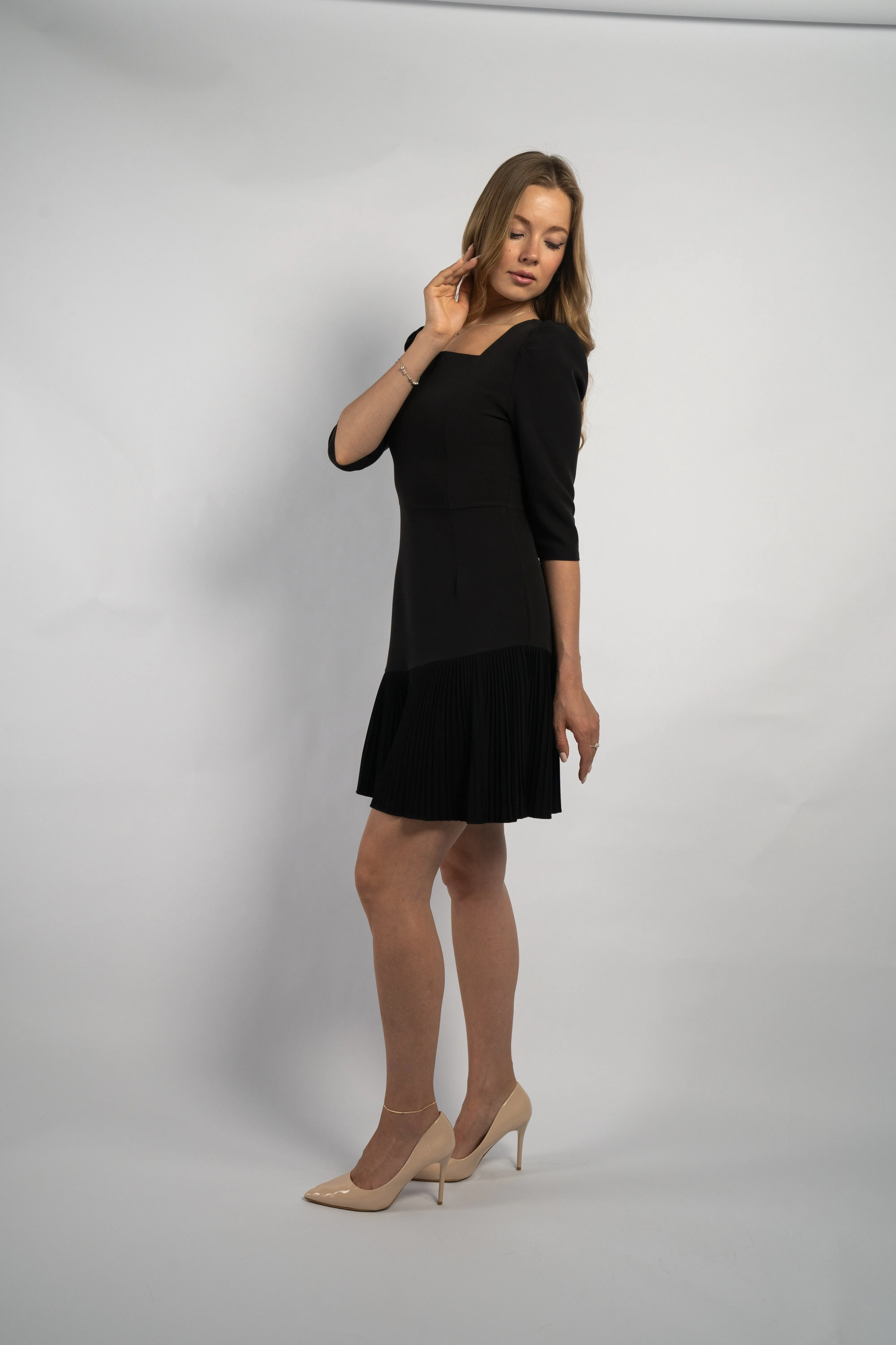 Elegant Black Pleated Hem Dress with Puff Sleeves