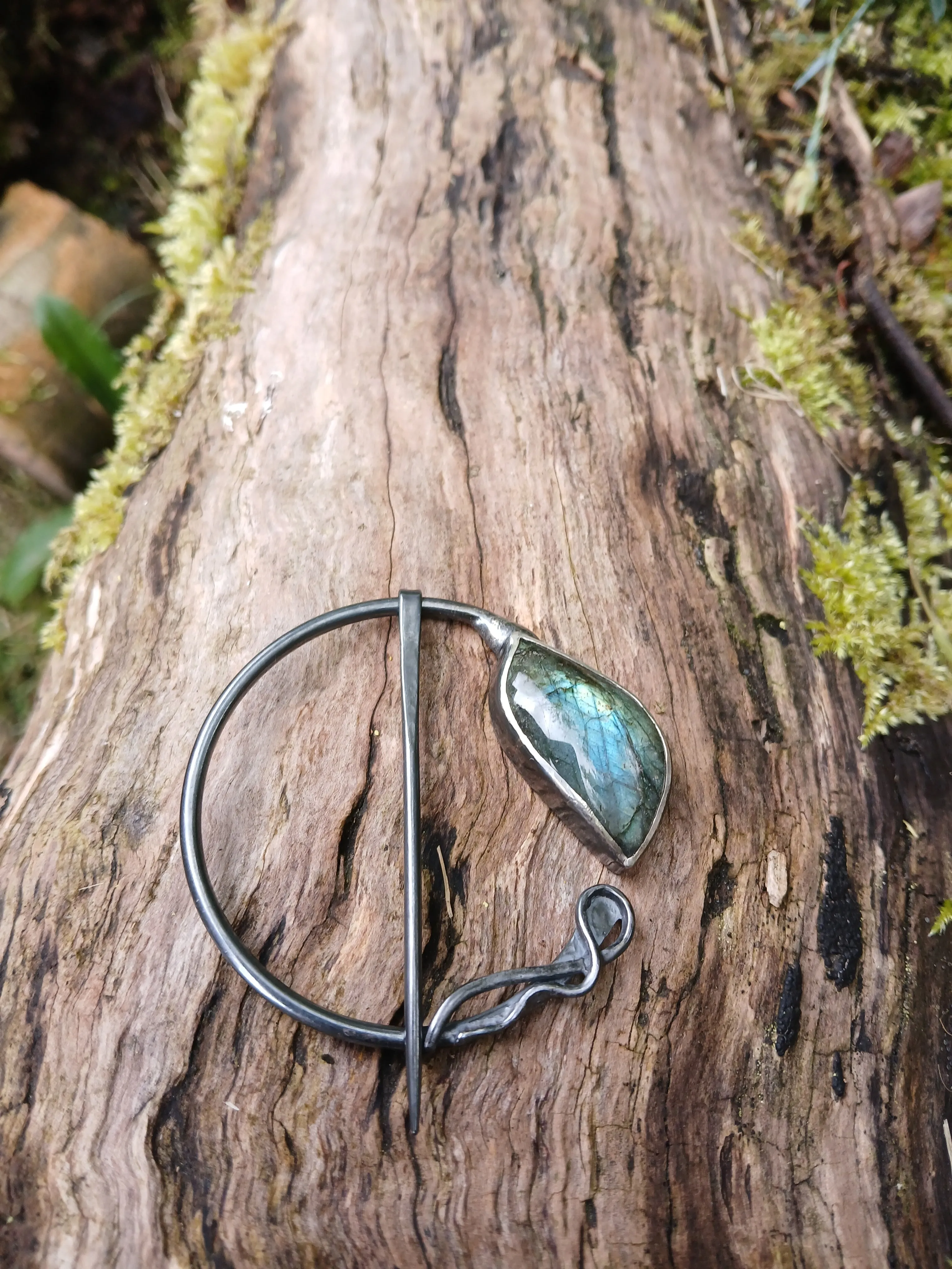 Tendrils Bud Penannular Pin